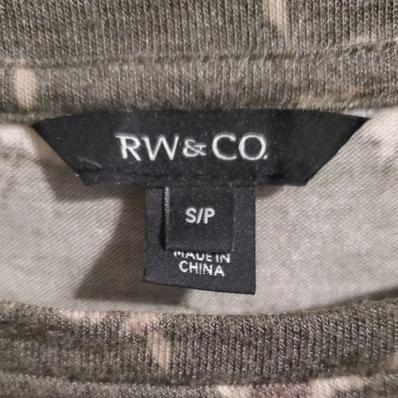 (4/$20) RW&CO Floral Long Sleeve - Picture 3 of 5